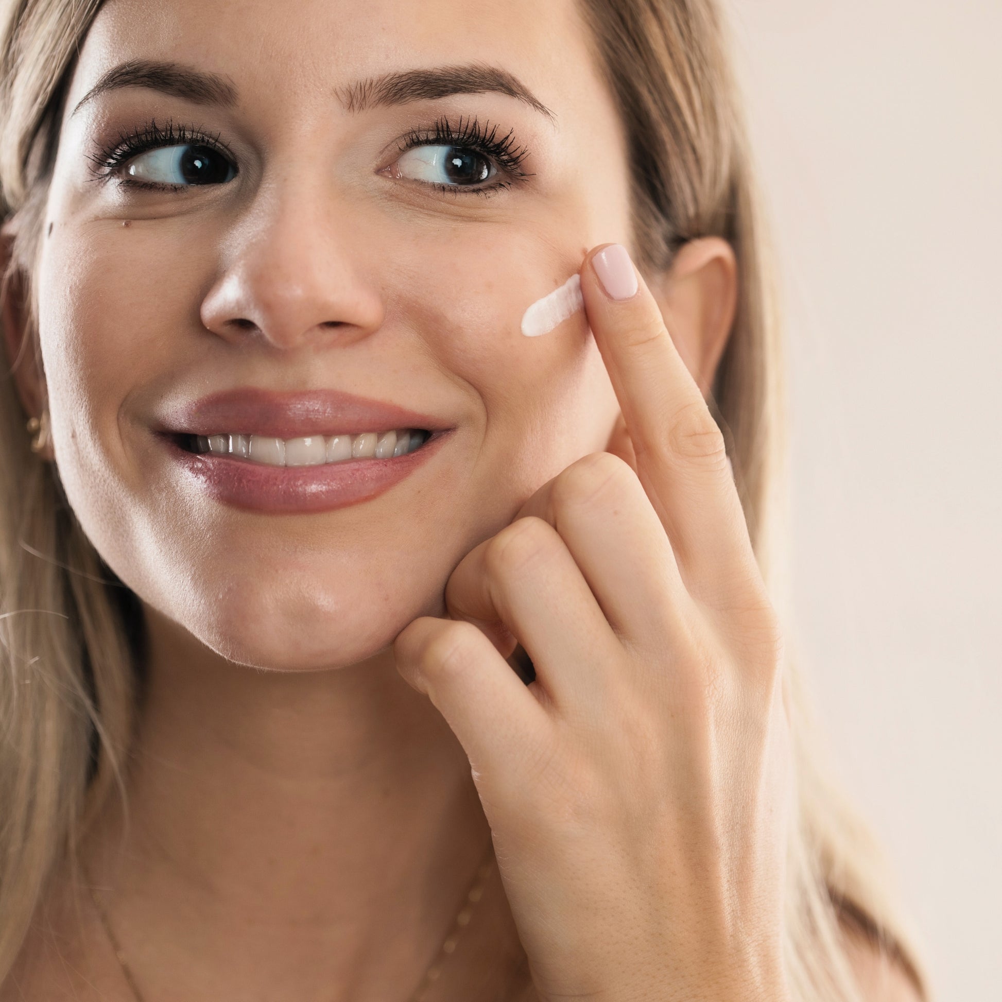 Women applying Regenerating Day Cream by Metamorfosi Skincare | Anti-Wrinkle Day Cream | Beauty Made in Italy